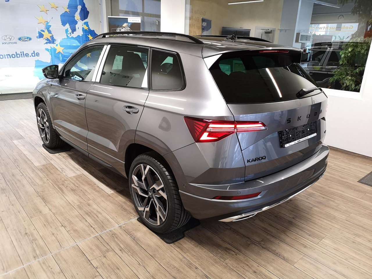Skoda Karoq Sportline 2,0TDI DSG 4x4*PSD*AHK*360°*NAVI - سيارة دفع رباعي: صورة 4 Skoda Karoq Sportline 2,0TDI DSG 4x4*PSD*AHK*360°*NAVI - سيارة دفع رباعي: صورة 4