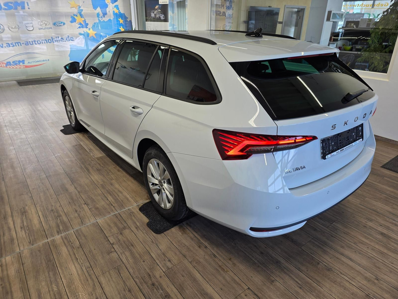 Skoda Octavia Combi Selection DSG*AHK*WINTERPAKET*LED - سيارة ستيشن: صورة 4 Skoda Octavia Combi Selection DSG*AHK*WINTERPAKET*LED - سيارة ستيشن: صورة 4