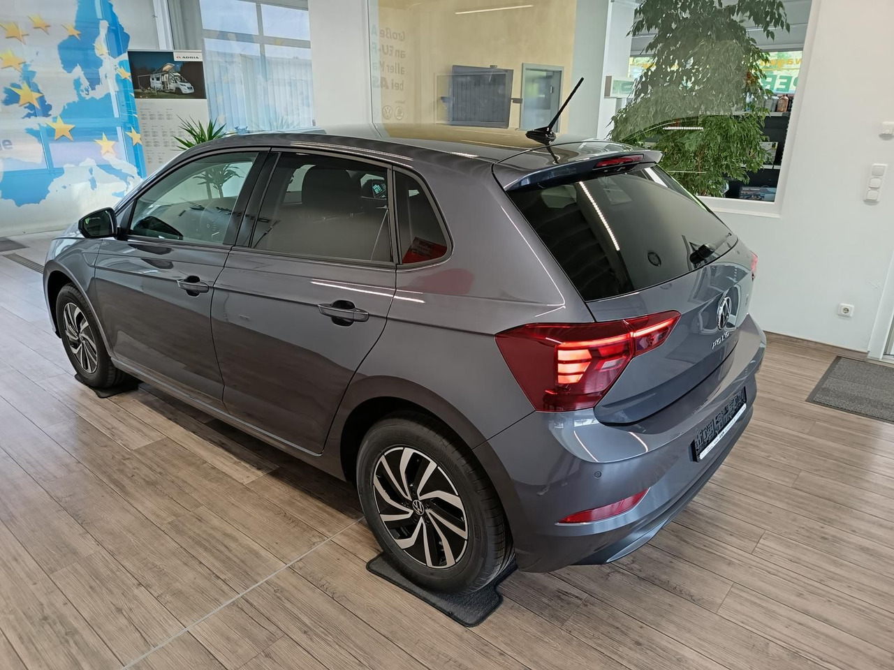 Volkswagen Polo Life 1.0 TSI 70kW DSG*LED*ACC*R-KAM*DAB*PDC - سيارة: صورة 4 Volkswagen Polo Life 1.0 TSI 70kW DSG*LED*ACC*R-KAM*DAB*PDC - سيارة: صورة 4
