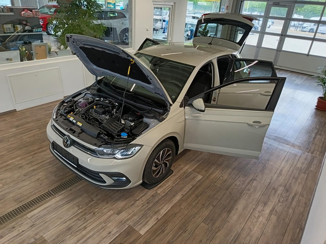 Volkswagen Polo Life 1.0 TSI 70kW DSG*LED*ACC*R-KAM*DAB*PDC - سيارة: صورة 2 Volkswagen Polo Life 1.0 TSI 70kW DSG*LED*ACC*R-KAM*DAB*PDC - سيارة: صورة 2