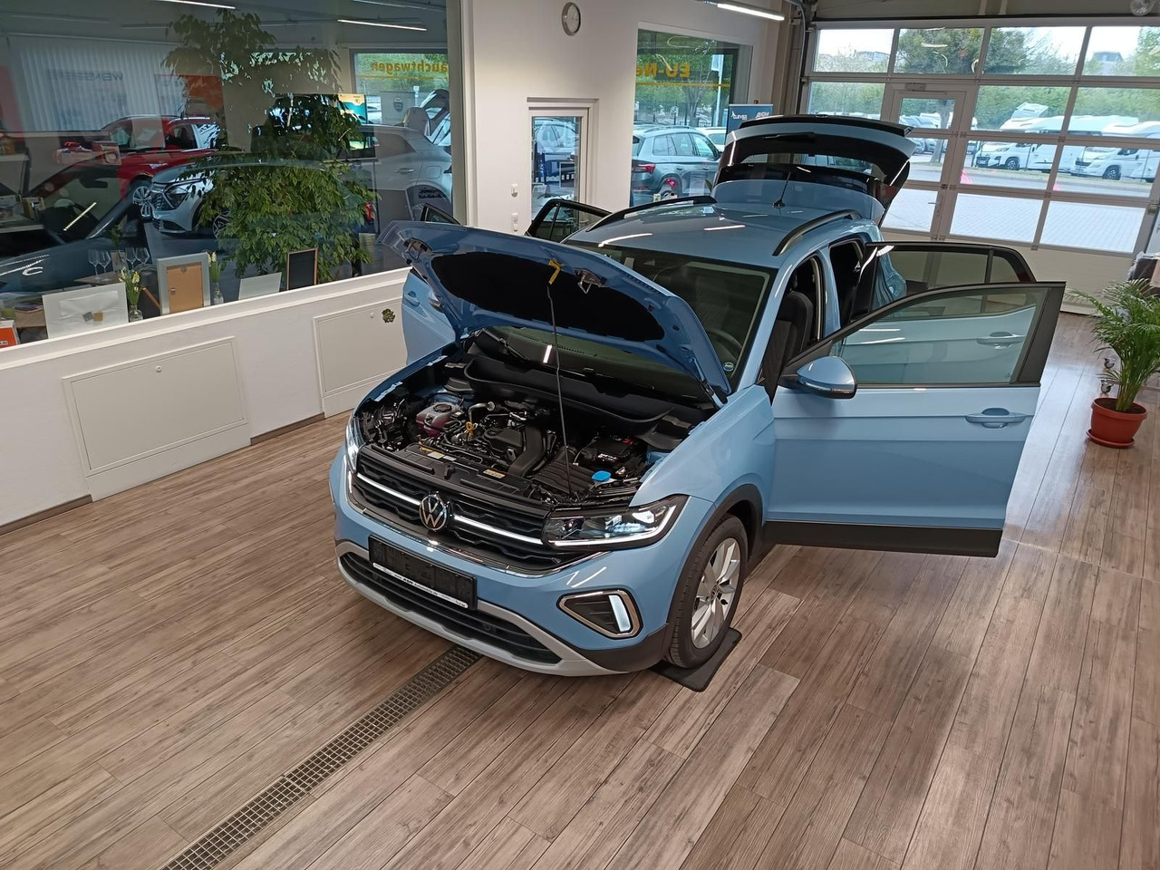 Volkswagen T-Cross Life 1.5 TSI DSG*AHK*MATRIX LED*ACC*SHZ* - سيارة دفع رباعي: صورة 2 Volkswagen T-Cross Life 1.5 TSI DSG*AHK*MATRIX LED*ACC*SHZ* - سيارة دفع رباعي: صورة 2