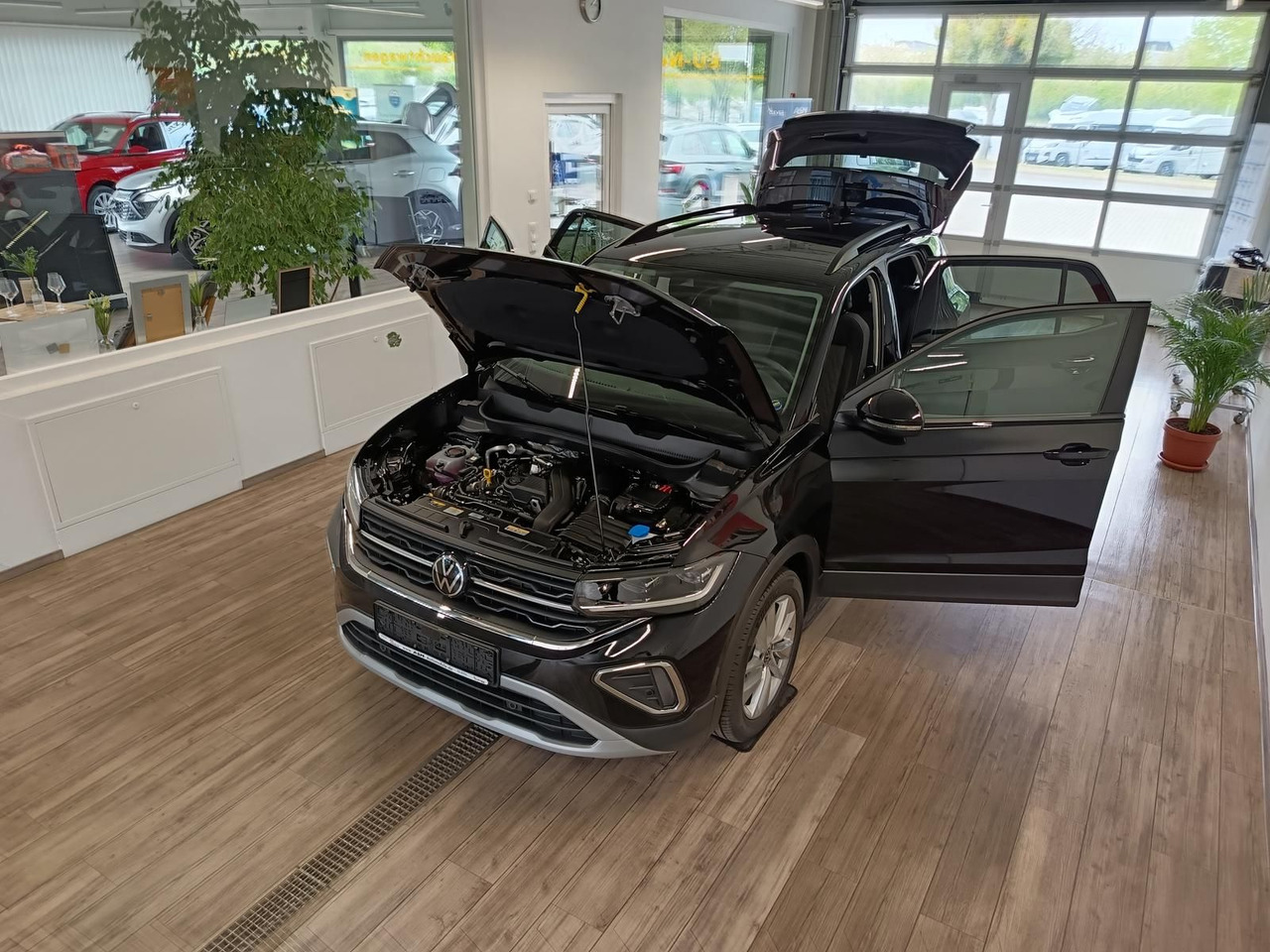 Volkswagen T-Cross Life 1.5 TSI DSG*AHK*MATRIX LED*ACC*SHZ* - سيارة دفع رباعي: صورة 2 Volkswagen T-Cross Life 1.5 TSI DSG*AHK*MATRIX LED*ACC*SHZ* - سيارة دفع رباعي: صورة 2