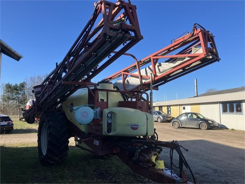 Hardi COMMANDER 4200 TWIN 28 m - بخاخ مقطورة: صورة 1 Hardi COMMANDER 4200 TWIN 28 m - بخاخ مقطورة: صورة 1