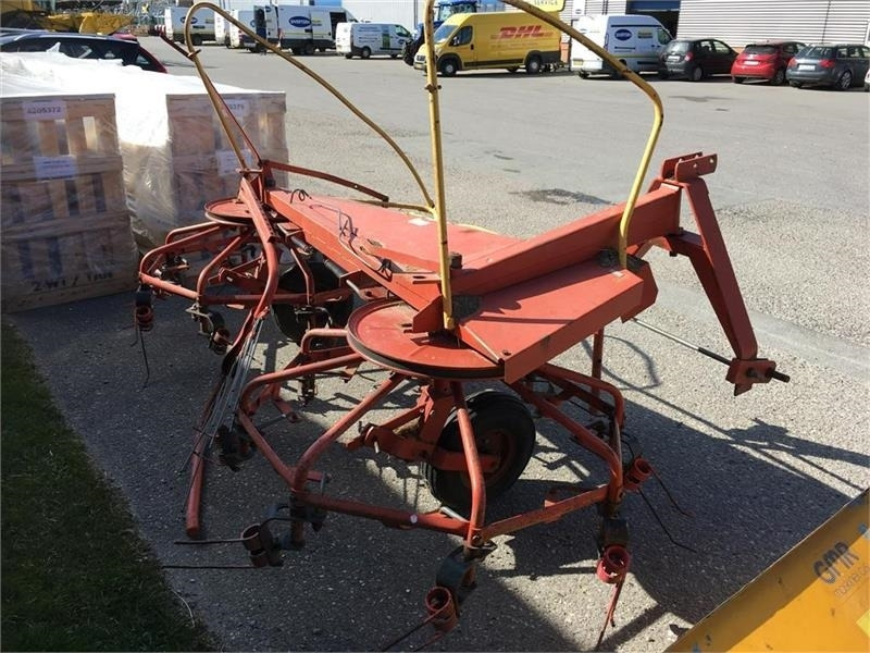 Holsø 4 m Combi høvender og rive - آلة تيبيس العشب/ آلة جمع العشب: صورة 2 Holsø 4 m Combi høvender og rive - آلة تيبيس العشب/ آلة جمع العشب: صورة 2