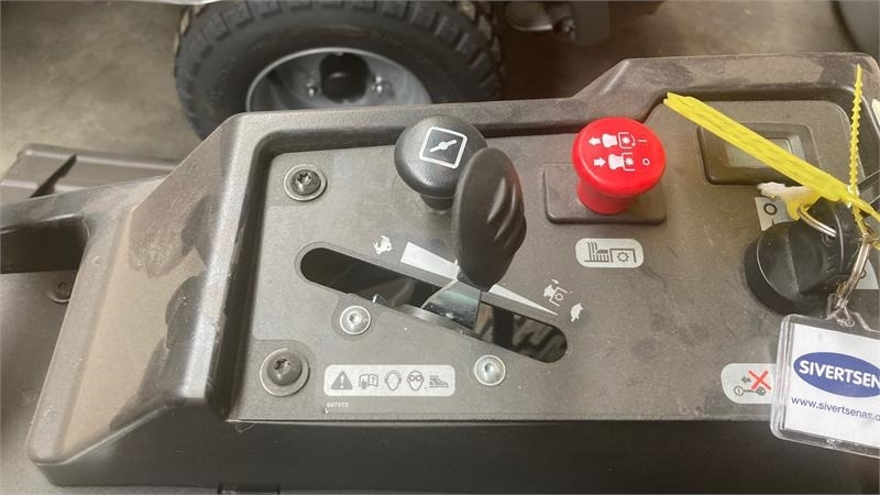 Hustler Raptor X 42 - جزازة أعشاب الحدائق: صورة 4 Hustler Raptor X 42 - جزازة أعشاب الحدائق: صورة 4