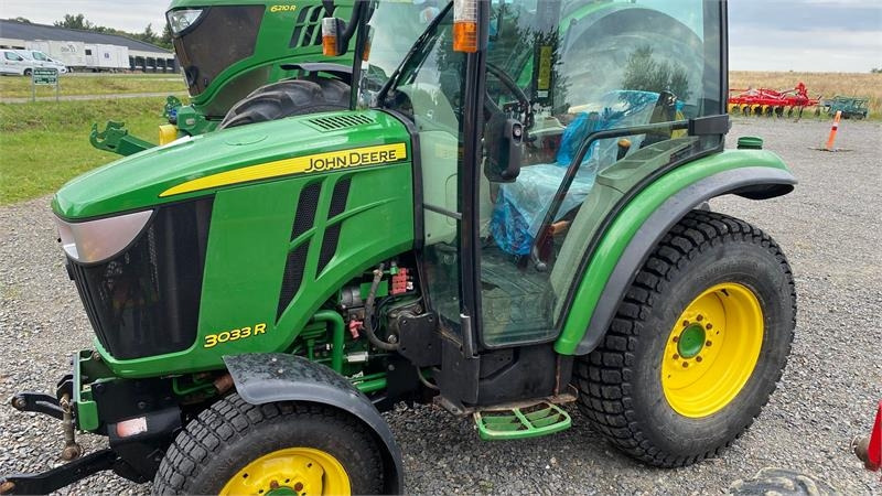 John Deere 3033 R - جرار البلدية: صورة 1 John Deere 3033 R - جرار البلدية: صورة 1
