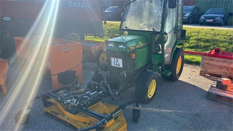 John Deere 755 Kompakt traktor - جرار البلدية: صورة 1 John Deere 755 Kompakt traktor - جرار البلدية: صورة 1