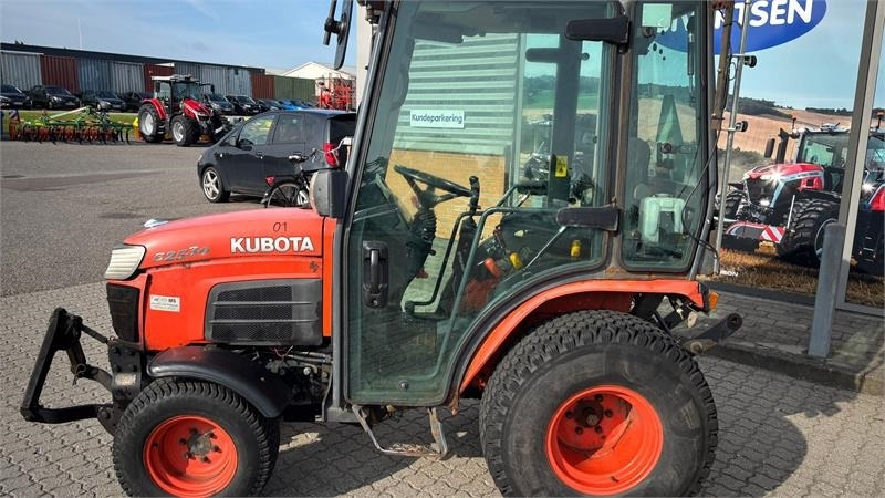 Kubota B2530 HST B2530 - جرار البلدية: صورة 3 Kubota B2530 HST B2530 - جرار البلدية: صورة 3