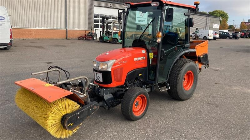 Kubota ST341 inkl. 150 cm kost og udlægger - جرار البلدية: صورة 1 Kubota ST341 inkl. 150 cm kost og udlægger - جرار البلدية: صورة 1