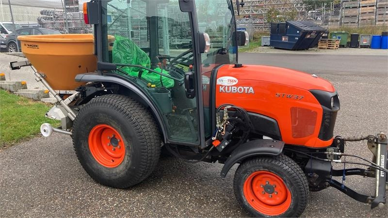 Kubota STW37 Kompakttraktor - جرار البلدية: صورة 2 Kubota STW37 Kompakttraktor - جرار البلدية: صورة 2