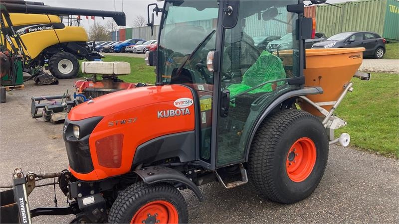 Kubota STW37 Kompakttraktor - جرار البلدية: صورة 1 Kubota STW37 Kompakttraktor - جرار البلدية: صورة 1