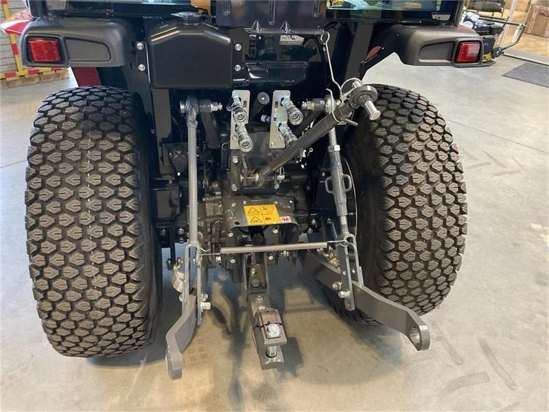 Massey Ferguson 1740 HC  - جرار البلدية: صورة 4 Massey Ferguson 1740 HC  - جرار البلدية: صورة 4