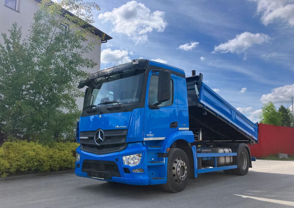 Mercedes-Benz ANTOS 1830 solidny kiper wywrotka blokada mostu - شاحنة قلاب: صورة 1 Mercedes-Benz ANTOS 1830 solidny kiper wywrotka blokada mostu - شاحنة قلاب: صورة 1
