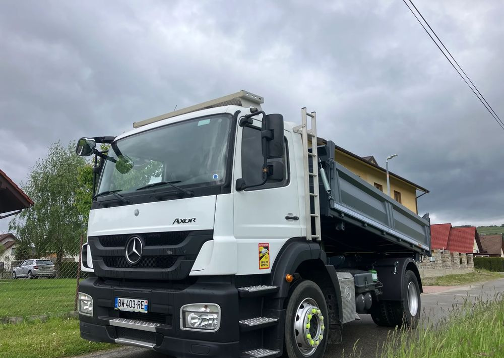 Mercedes-Benz Axor 1829 solidny kiper wywrotka blokada mostu - شاحنة قلاب: صورة 1 Mercedes-Benz Axor 1829 solidny kiper wywrotka blokada mostu - شاحنة قلاب: صورة 1