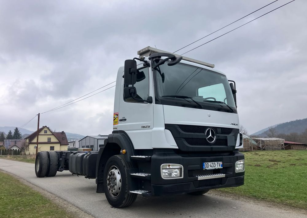 Mercedes-Benz Mercedes Axor 1829  Rama do zabudowy kiper beczka hakowiec laweta - شاحنة هيكل كابينة: صورة 1 Mercedes-Benz Mercedes Axor 1829  Rama do zabudowy kiper beczka hakowiec laweta - شاحنة هيكل كابينة: صورة 1