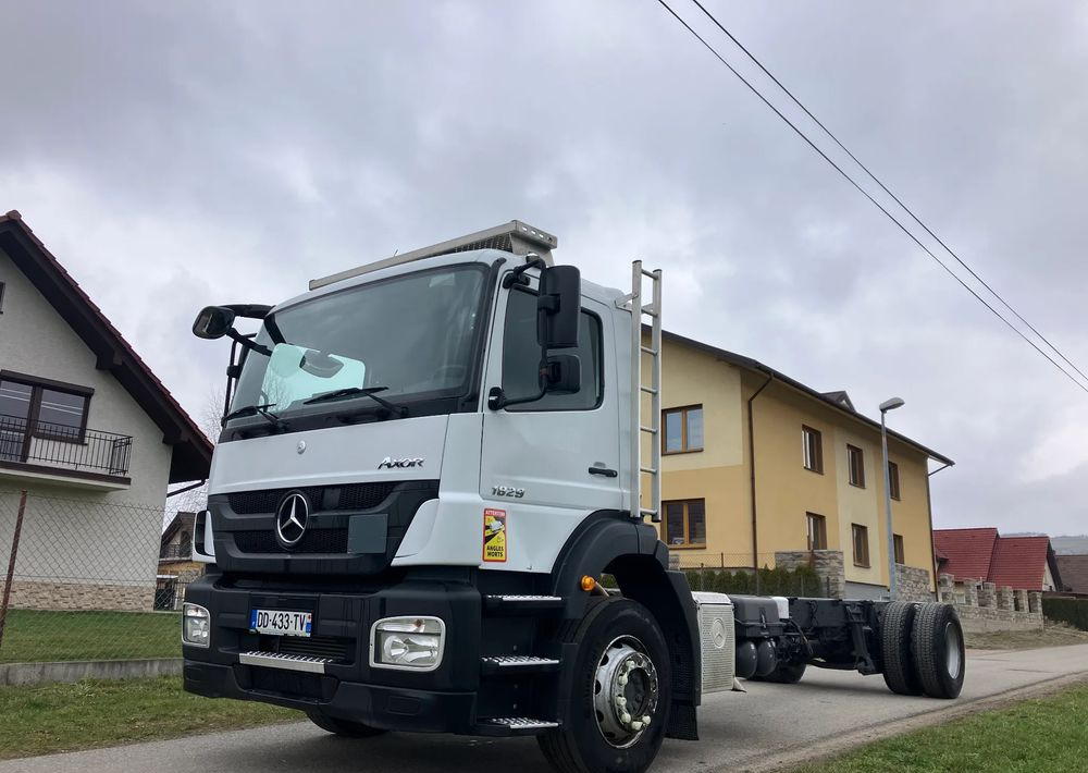 Mercedes-Benz Mercedes Axor 1829 Rama do zabudowy kiper beczka hakowiec laweta - شاحنة هيكل كابينة: صورة 2 Mercedes-Benz Mercedes Axor 1829 Rama do zabudowy kiper beczka hakowiec laweta - شاحنة هيكل كابينة: صورة 2