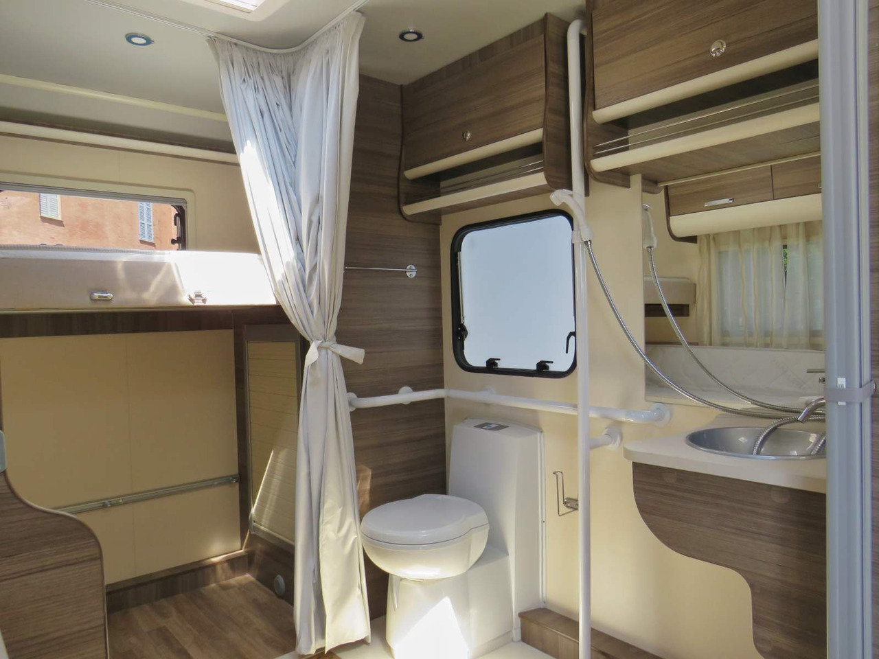 Fiat Ducato RETRACTABLE PLATFORM (300KG CAPACITY) - موتر هوم سقف عالي: صورة 3 Fiat Ducato RETRACTABLE PLATFORM (300KG CAPACITY) - موتر هوم سقف عالي: صورة 3