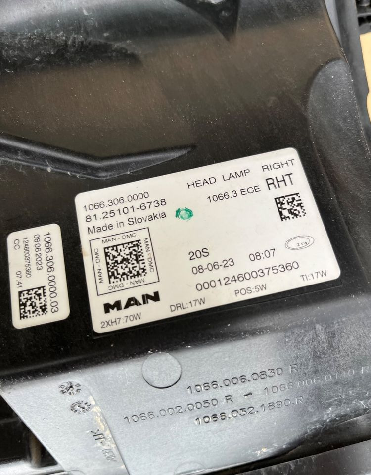 Lampa MAN TG3 TGX TGS nowy model reflektor RH - أضواء/ إضاءة - شاحنة: صورة 3 Lampa MAN TG3 TGX TGS nowy model reflektor RH - أضواء/ إضاءة - شاحنة: صورة 3