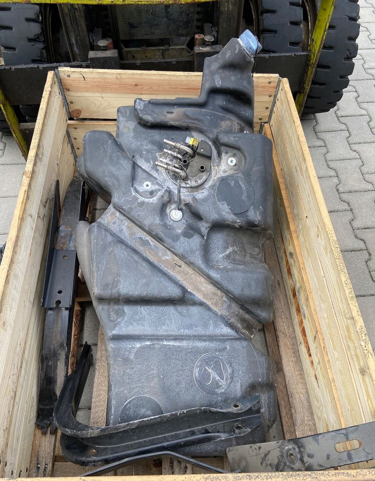 Zbiornik adblue DAF XF 106 euro 6 lift kompletny ad blue - خزان AdBlue (محلول من اليوريا والماء) - شاحنة: صورة 2 Zbiornik adblue DAF XF 106 euro 6 lift kompletny ad blue - خزان AdBlue (محلول من اليوريا والماء) - شاحنة: صورة 2