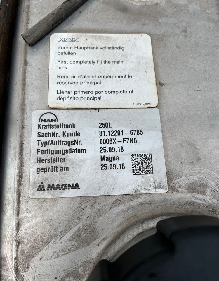 Zbiornik paliwa MAN TGX TGS 250 litrów kompletny - خزان الوقود - شاحنة: صورة 5 Zbiornik paliwa MAN TGX TGS 250 litrów kompletny - خزان الوقود - شاحنة: صورة 5