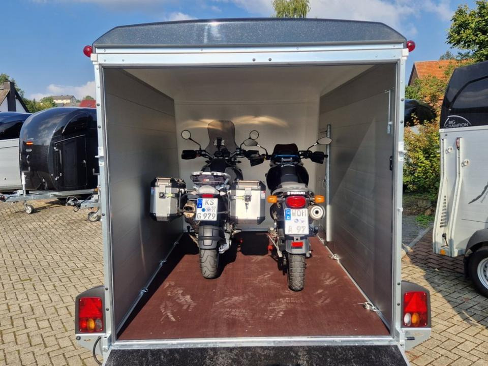 Böckmann KT-PB-AL 3018/27 Kofferanhänger,100 km/h,PKW Anhänger - مقطورة صندوق مغلق: صورة 1 Böckmann KT-PB-AL 3018/27 Kofferanhänger,100 km/h,PKW Anhänger - مقطورة صندوق مغلق: صورة 1