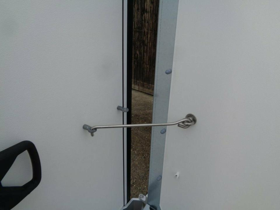 Böckmann PKW-Anhänger, KT3015/20 M-F, Koffer, 2,0 to. - مقطورة صندوق مغلق: صورة 4 Böckmann PKW-Anhänger, KT3015/20 M-F, Koffer, 2,0 to. - مقطورة صندوق مغلق: صورة 4