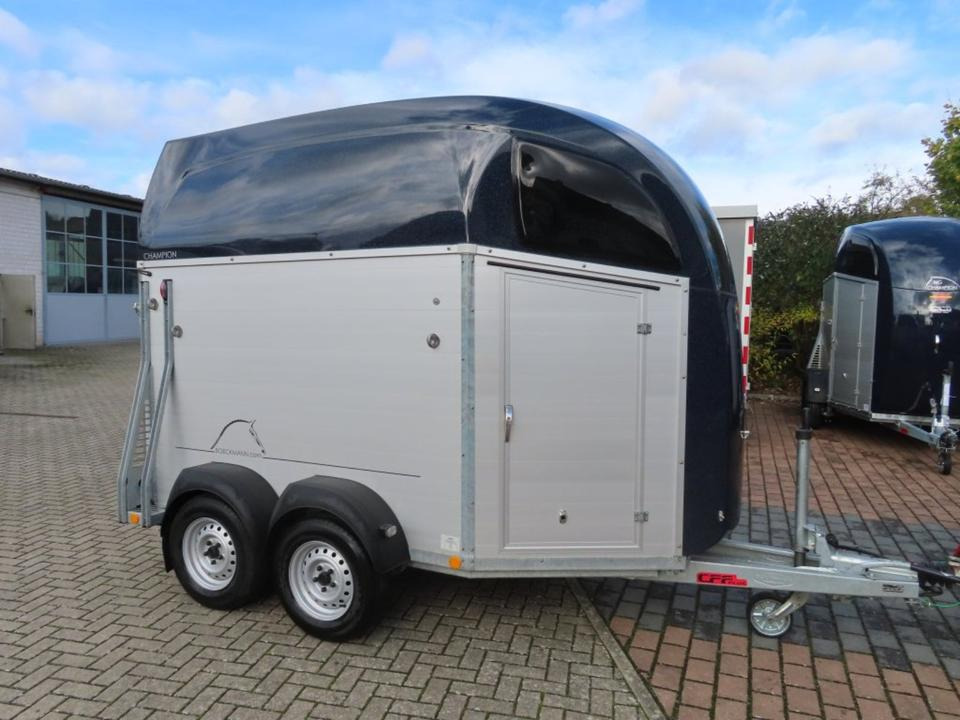 Böckmann Pferdeanhänger Champion R, Alub., 100 km/h - عربة نقل خيل: صورة 2 Böckmann Pferdeanhänger Champion R, Alub., 100 km/h - عربة نقل خيل: صورة 2