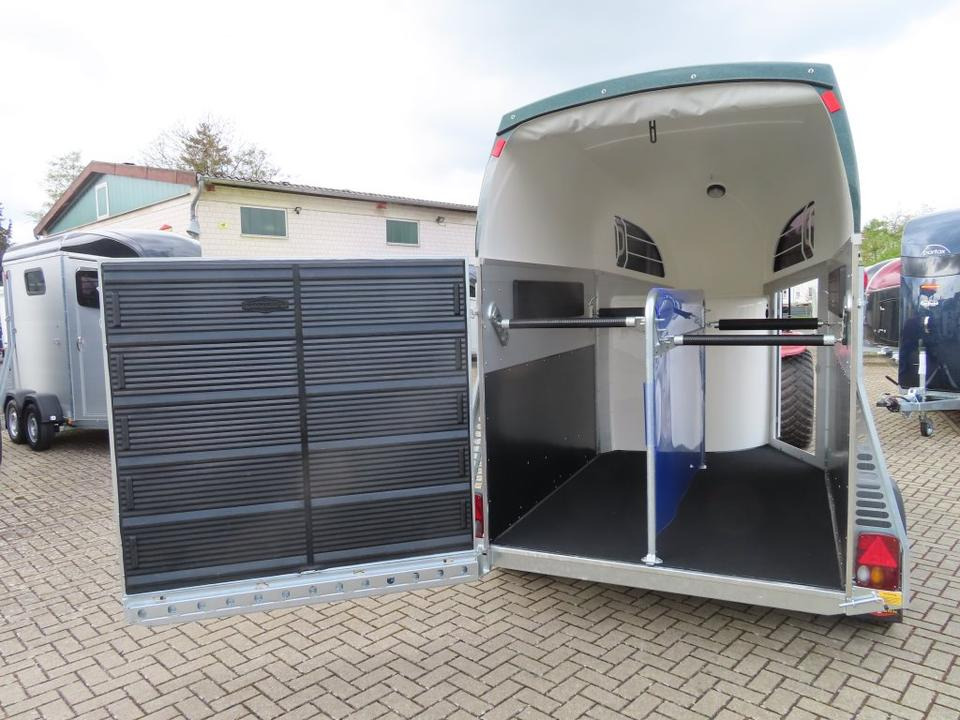 Böckmann Pferdeanhänger Champion R Flügeltür Saka. 100km/h - عربة نقل خيل: صورة 1 Böckmann Pferdeanhänger Champion R Flügeltür Saka. 100km/h - عربة نقل خيل: صورة 1