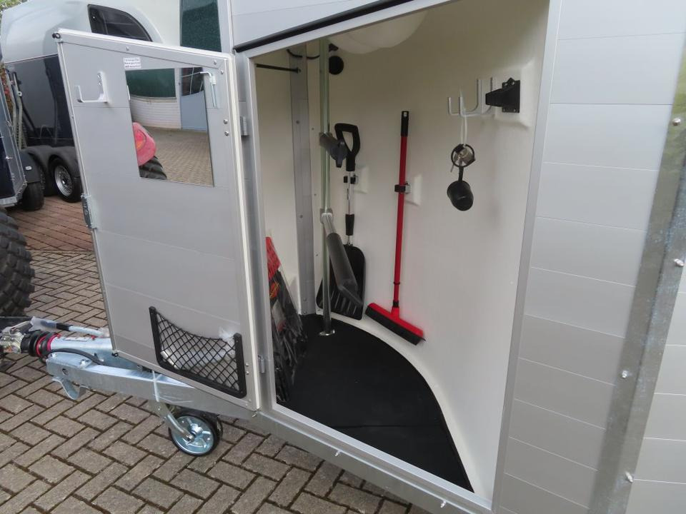 Böckmann Pferdeanhänger Champion R Flügeltür Saka. 100km/h - عربة نقل خيل: صورة 4 Böckmann Pferdeanhänger Champion R Flügeltür Saka. 100km/h - عربة نقل خيل: صورة 4