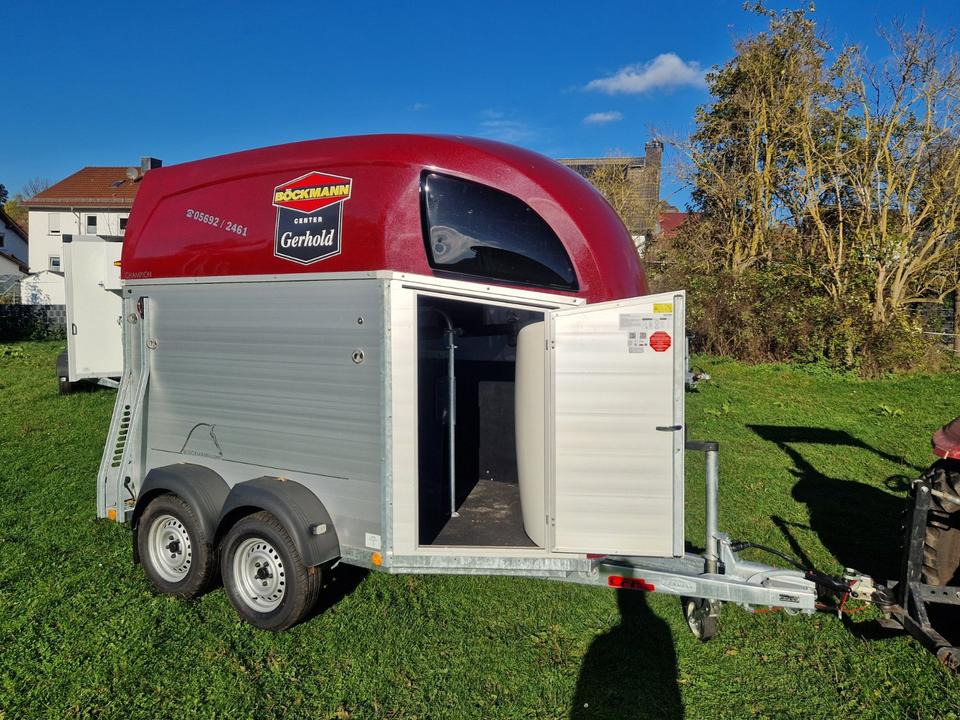 Böckmann Pferdeanhänger Champion R, SaKa., 100 km/h - عربة نقل خيل: صورة 2 Böckmann Pferdeanhänger Champion R, SaKa., 100 km/h - عربة نقل خيل: صورة 2