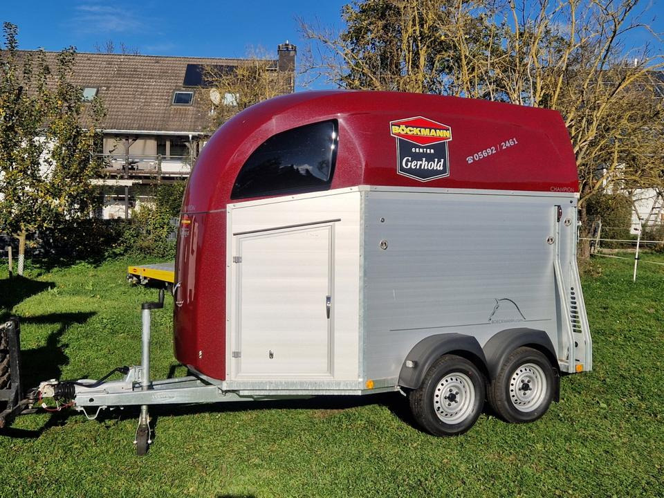 Böckmann Pferdeanhänger Champion R, SaKa., 100 km/h - عربة نقل خيل: صورة 1 Böckmann Pferdeanhänger Champion R, SaKa., 100 km/h - عربة نقل خيل: صورة 1