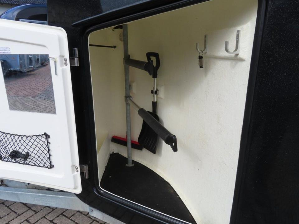 Böckmann Pferdeanhänger, Comfort, Alub. Sattelk. 100 km/h, top - عربة نقل خيل: صورة 3 Böckmann Pferdeanhänger, Comfort, Alub. Sattelk. 100 km/h, top - عربة نقل خيل: صورة 3