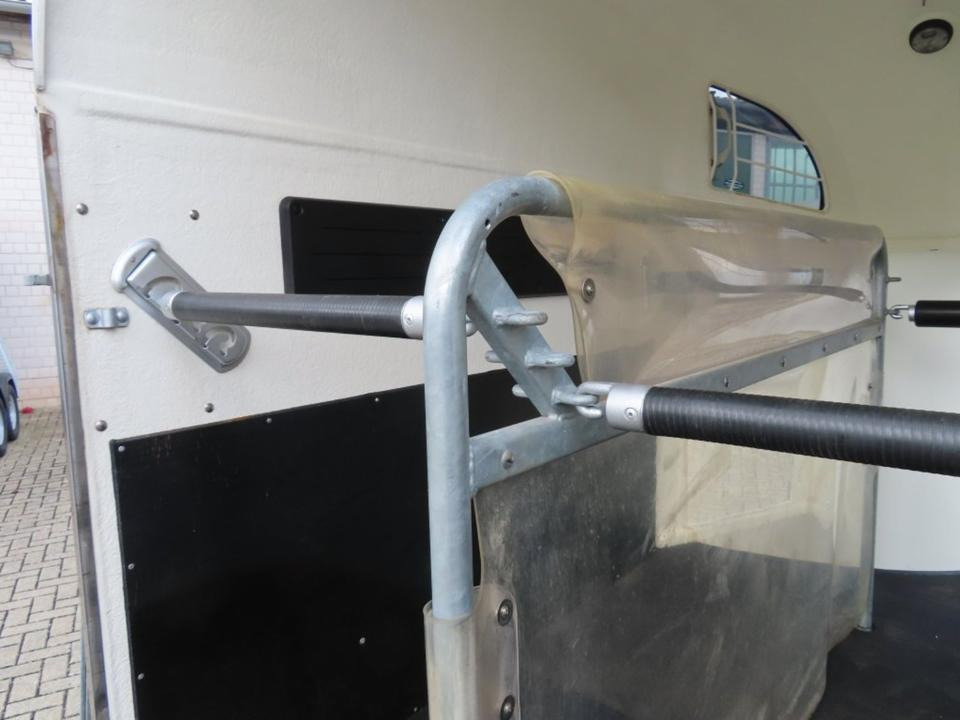 Böckmann Pferdeanhänger, Comfort, Alub. Sattelk. 100 km/h, top - عربة نقل خيل: صورة 4 Böckmann Pferdeanhänger, Comfort, Alub. Sattelk. 100 km/h, top - عربة نقل خيل: صورة 4