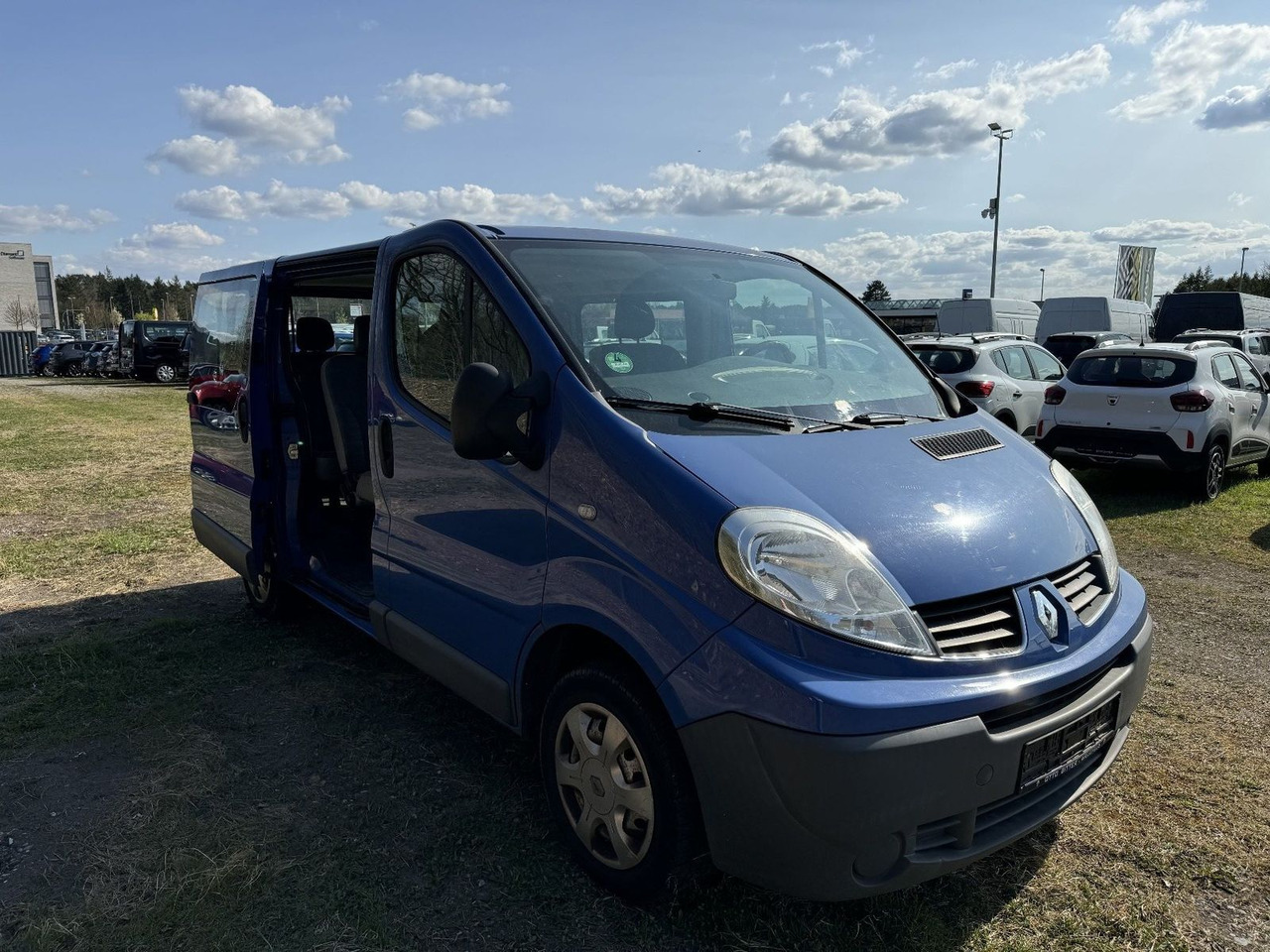 Renault Trafic Combi dCi90 L1H1 9-Sitzer - ميكروباص: صورة 4 Renault Trafic Combi dCi90 L1H1 9-Sitzer - ميكروباص: صورة 4