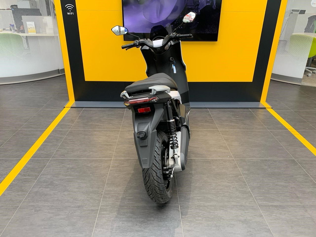 Silence S01 L3e Connected 95km/h (5,6 kWh) ELEKTROROLLER - دراجة نارية: صورة 5 Silence S01 L3e Connected 95km/h (5,6 kWh) ELEKTROROLLER - دراجة نارية: صورة 5