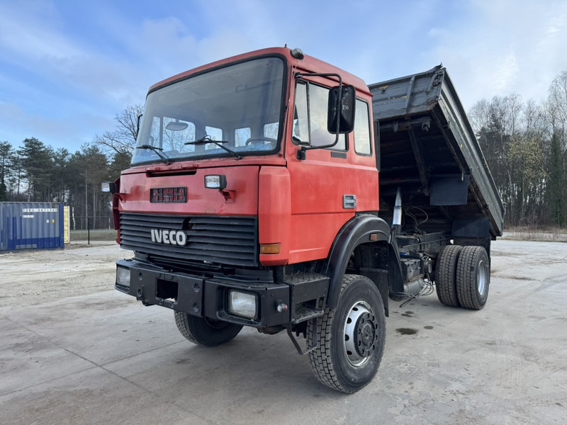 Iveco Magirus 180-23 (GRAND PONT / 4X4 / LAMES / POMPE MANUELLE) - شاحنة قلاب: صورة 1 Iveco Magirus 180-23 (GRAND PONT / 4X4 / LAMES / POMPE MANUELLE) - شاحنة قلاب: صورة 1