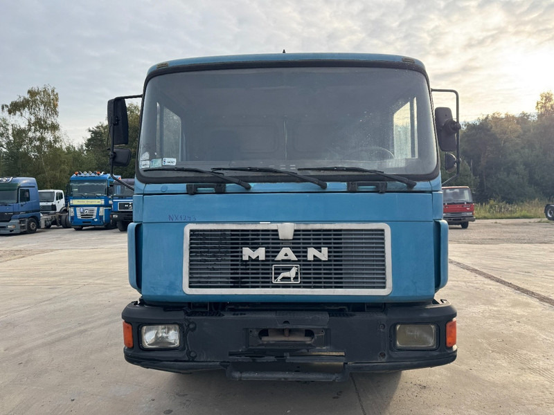 MAN 18.232 (12.000L / STEEL SUSPENSION / 6 CYLINDER WITH MANUAL PUMP) - شاحنة الشفط: صورة 2 MAN 18.232 (12.000L / STEEL SUSPENSION / 6 CYLINDER WITH MANUAL PUMP) - شاحنة الشفط: صورة 2
