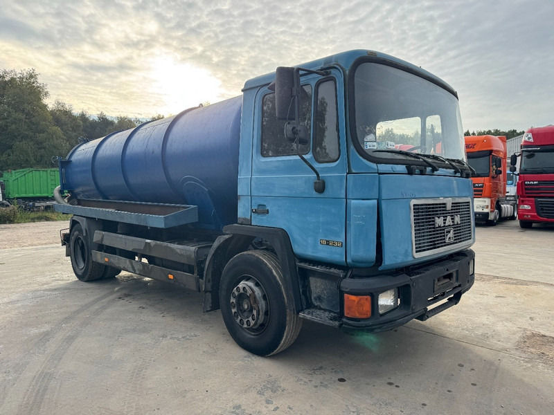 MAN 18.232 (12.000L / STEEL SUSPENSION / 6 CYLINDER WITH MANUAL PUMP) - شاحنة الشفط: صورة 3 MAN 18.232 (12.000L / STEEL SUSPENSION / 6 CYLINDER WITH MANUAL PUMP) - شاحنة الشفط: صورة 3