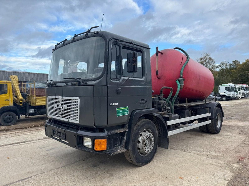 MAN 18.232 (8000 L / 6 CYLINDER WITH MANUAL PUMP / STEEL SUSPENSION) - شاحنة الشفط: صورة 1 MAN 18.232 (8000 L / 6 CYLINDER WITH MANUAL PUMP / STEEL SUSPENSION) - شاحنة الشفط: صورة 1