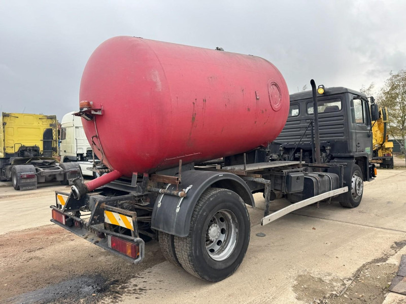 MAN 18.232 (8000 L / 6 CYLINDER WITH MANUAL PUMP / STEEL SUSPENSION) - شاحنة الشفط: صورة 5 MAN 18.232 (8000 L / 6 CYLINDER WITH MANUAL PUMP / STEEL SUSPENSION) - شاحنة الشفط: صورة 5