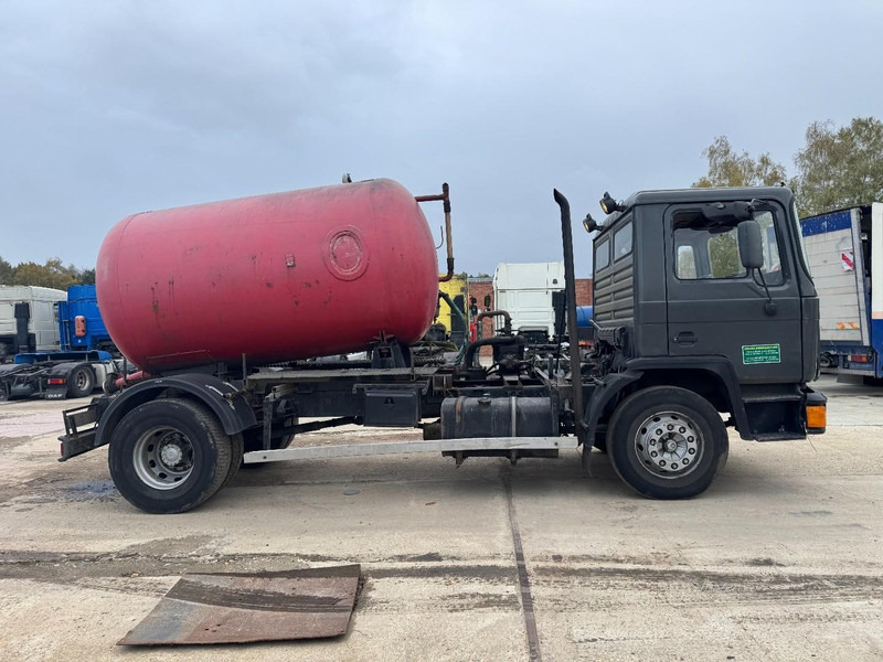 MAN 18.232 (8000 L / 6 CYLINDER WITH MANUAL PUMP / STEEL SUSPENSION) - شاحنة الشفط: صورة 4 MAN 18.232 (8000 L / 6 CYLINDER WITH MANUAL PUMP / STEEL SUSPENSION) - شاحنة الشفط: صورة 4