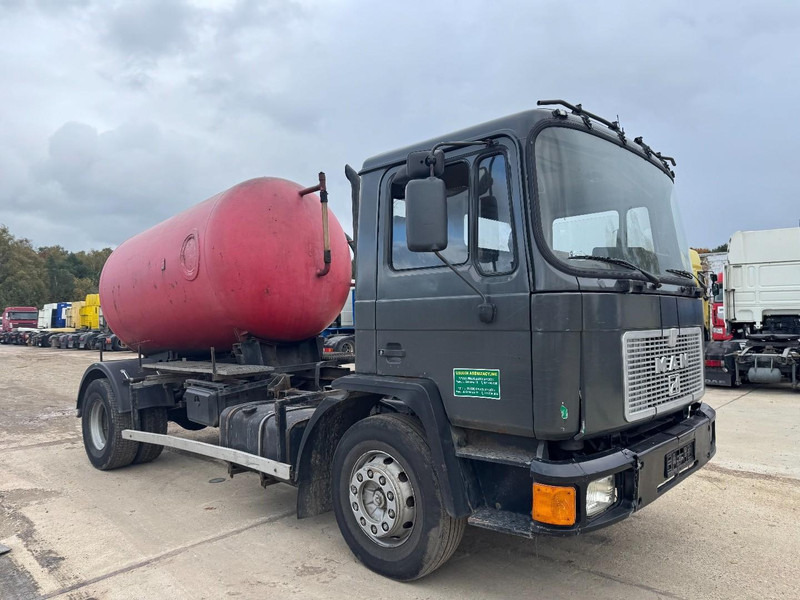 MAN 18.232 (8000 L / 6 CYLINDER WITH MANUAL PUMP / STEEL SUSPENSION) - شاحنة الشفط: صورة 3 MAN 18.232 (8000 L / 6 CYLINDER WITH MANUAL PUMP / STEEL SUSPENSION) - شاحنة الشفط: صورة 3