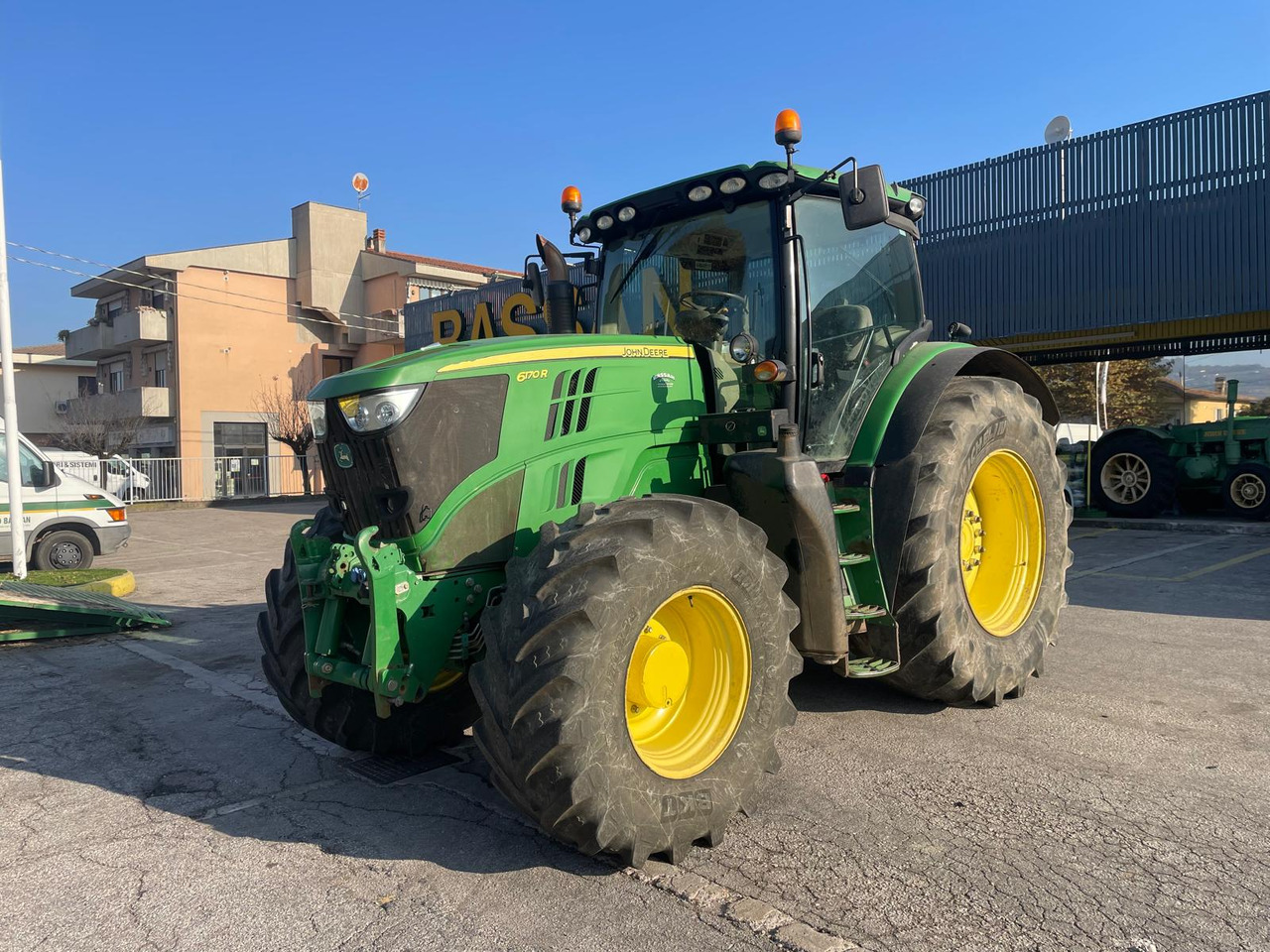JOHN DEERE 6170 R - جرار: صورة 1 JOHN DEERE 6170 R - جرار: صورة 1