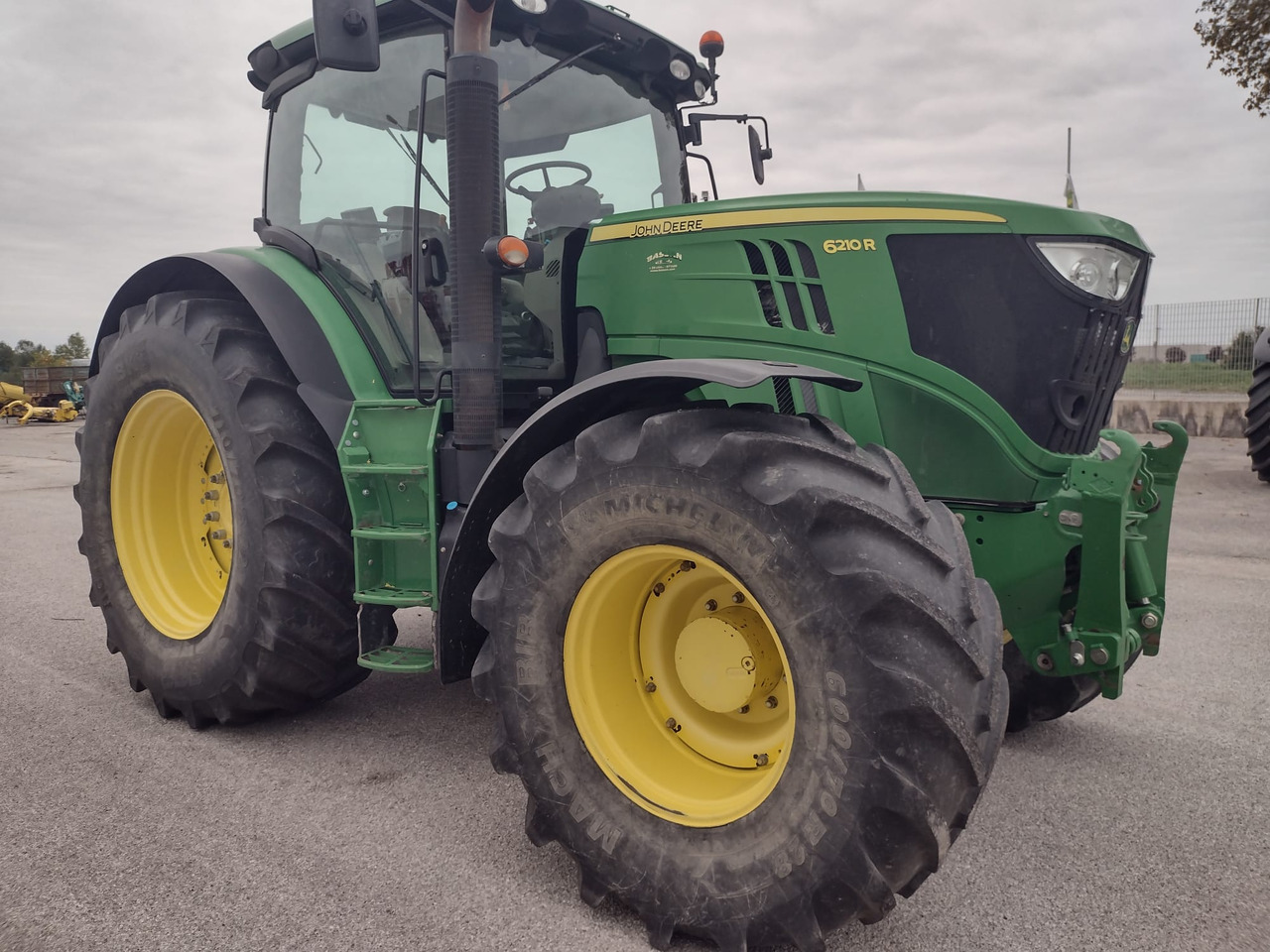 JOHN DEERE 6210 R - جرار: صورة 2 JOHN DEERE 6210 R - جرار: صورة 2