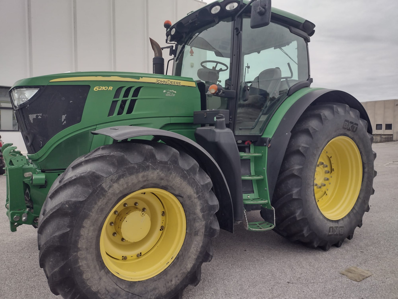 JOHN DEERE 6210 R - جرار: صورة 1 JOHN DEERE 6210 R - جرار: صورة 1