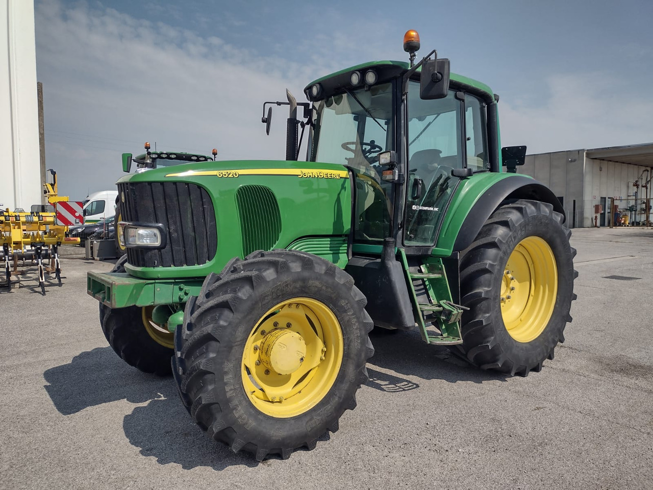JOHN DEERE 6520 PREMIUM - جرار: صورة 1 JOHN DEERE 6520 PREMIUM - جرار: صورة 1