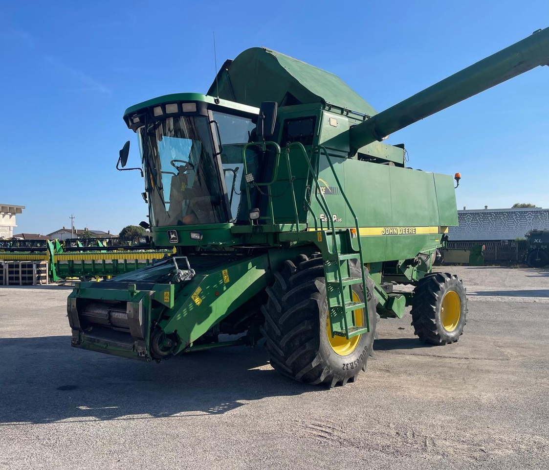 JOHN DEERE MIETITREBBIA CTS - حصادة موحَّدة: صورة 2 JOHN DEERE MIETITREBBIA CTS - حصادة موحَّدة: صورة 2