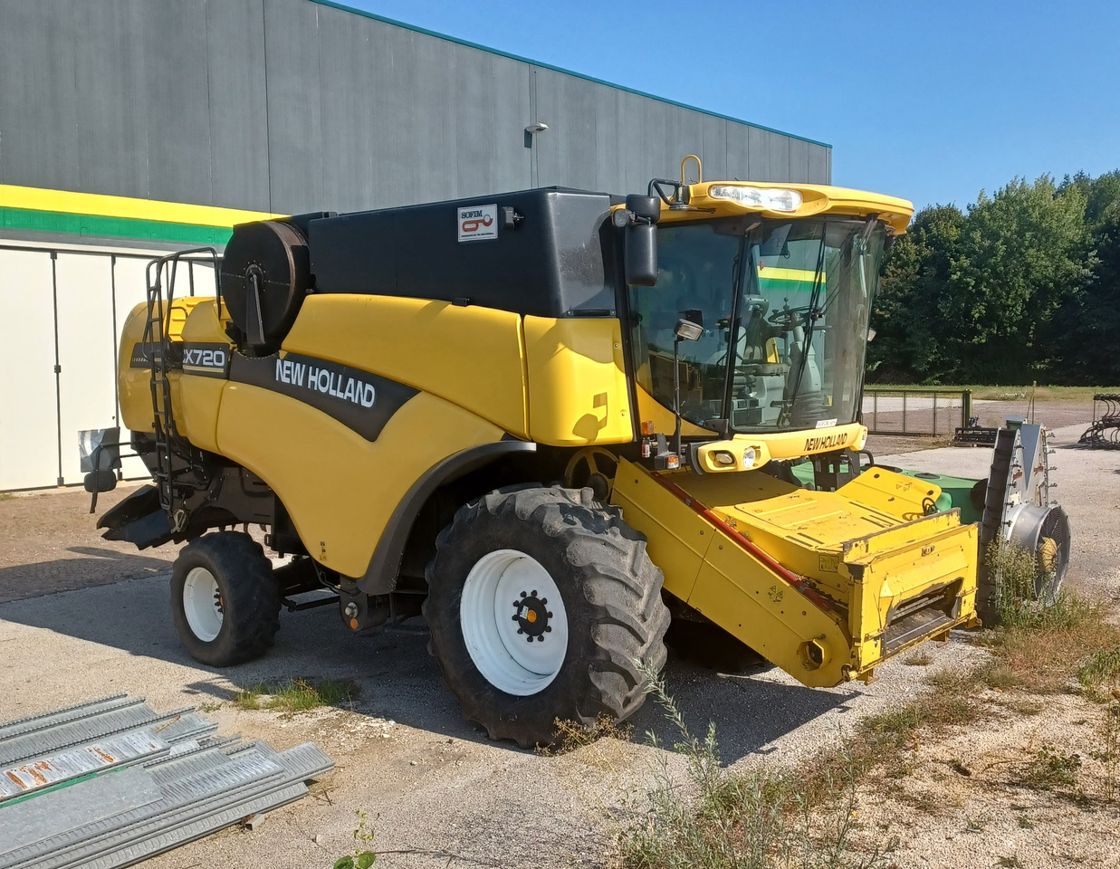 NEW HOLLAND MIETITREBBIA CX 720 - حصادة موحَّدة: صورة 1 NEW HOLLAND MIETITREBBIA CX 720 - حصادة موحَّدة: صورة 1