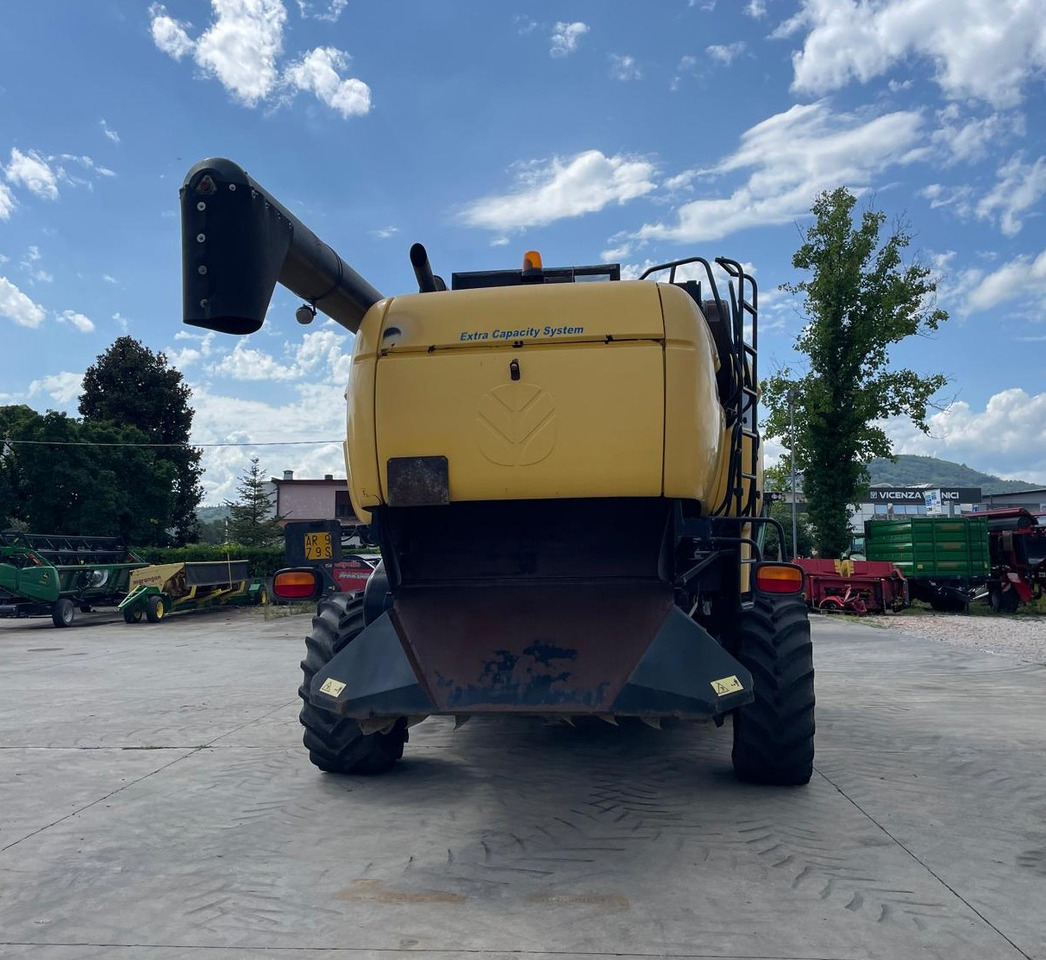 NEW HOLLAND MIETITREBBIA CX 8080 - حصادة موحَّدة: صورة 5 NEW HOLLAND MIETITREBBIA CX 8080 - حصادة موحَّدة: صورة 5