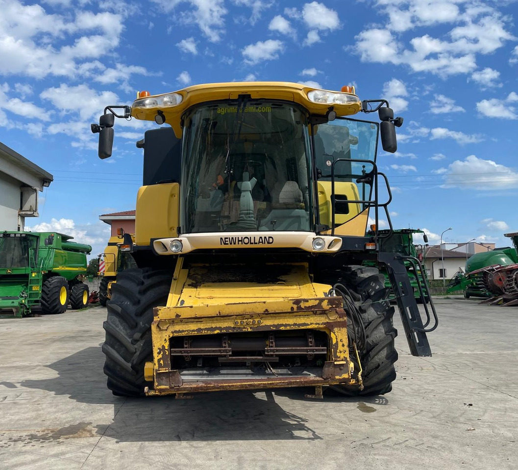NEW HOLLAND MIETITREBBIA CX 8080 - حصادة موحَّدة: صورة 3 NEW HOLLAND MIETITREBBIA CX 8080 - حصادة موحَّدة: صورة 3